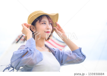 麦わら帽子のアジア人女性 麦わら帽子のアジア人女性 133938884
