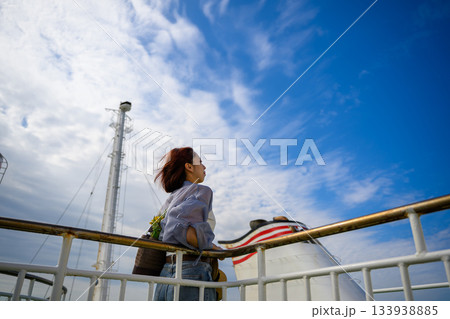 青空を見上げる女性 133938885