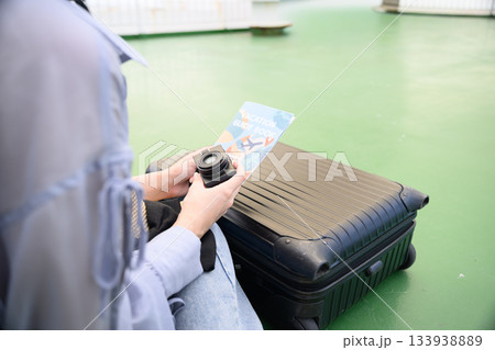 カメラ持つ女性 133938889