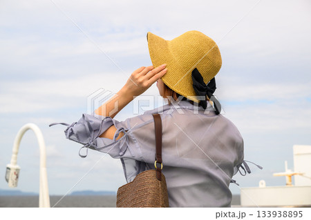麦わら帽子の女性 乗船 133938895