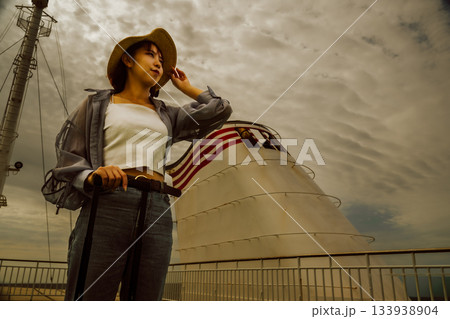 麦わら帽子の女性 船上 133938904