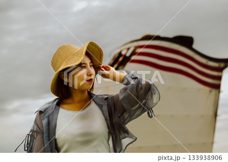 麦わら帽子の女性 船旅 133938906