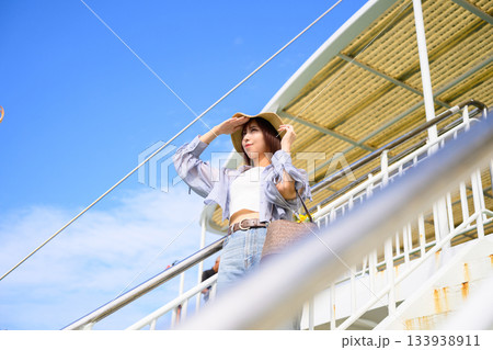 フェリー乗船の女性 フェリー乗船の女性 133938911