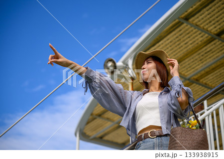 女性 船旅 指差し 133938915