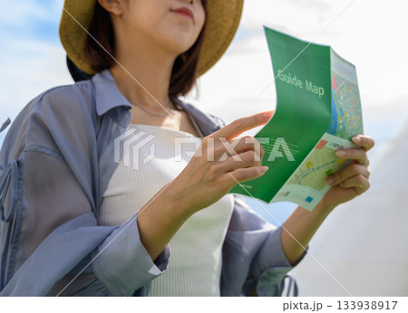 女性 地図 確認 133938917