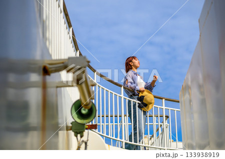 船上 見上げる 女性 133938919