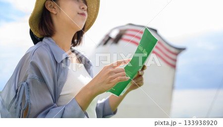 帽子女性 地図を見る 帽子女性 地図を見る 133938920