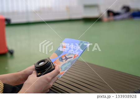 旅行準備中 手元 133938928