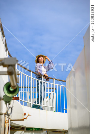 船上で日差しを避ける女性 133938931