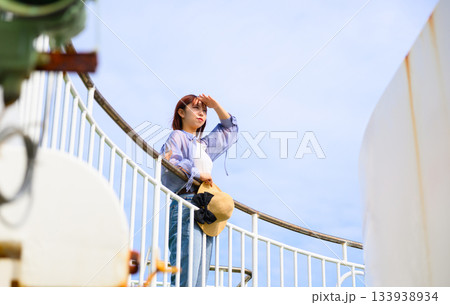 女性 船上 見上げる 女性 船上 見上げる 133938934