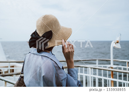 麦わら帽子で船旅 133938935