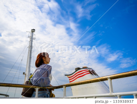 フェリー船上の女性 133938937