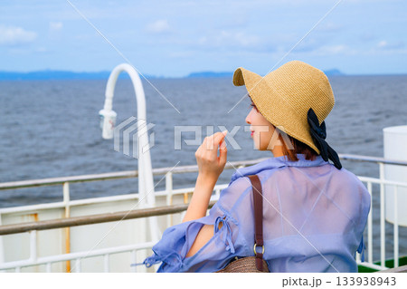 フェリーで海を眺める女性 133938943