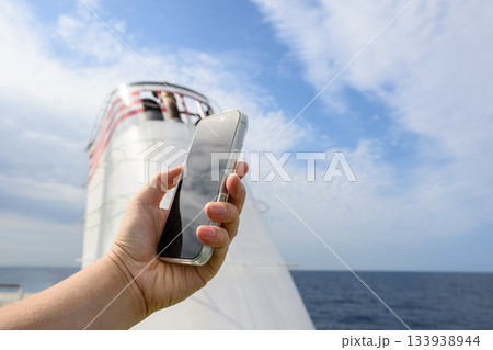 フェリー乗船中の携帯電話操作 133938944