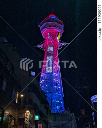 夜にライトアップされた通天閣 夜にライトアップされた通天閣 133939091