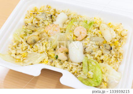 おいしいシーフードレタスチャーハン弁当 133939215
