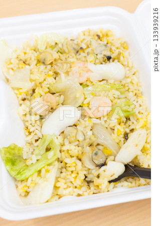 おいしいシーフードレタスチャーハン弁当 133939216