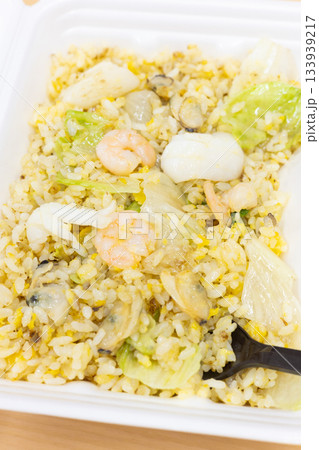 おいしいシーフードレタスチャーハン弁当 133939217