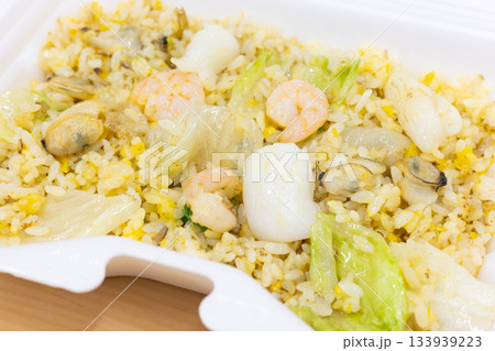 おいしいシーフードレタスチャーハン弁当 133939223