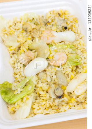 おいしいシーフードレタスチャーハン弁当 おいしいシーフードレタスチャーハン弁当 133939224