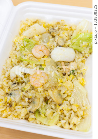 おいしいシーフードレタスチャーハン弁当 133939225