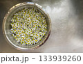 庭で育てたカモミールを収穫してハーブティーに 133939260