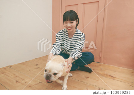 フレンチブルドッグと若い女性 133939285