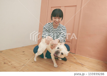 フレンチブルドッグと若い女性 133939286