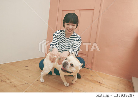 フレンチブルドッグと若い女性 133939287