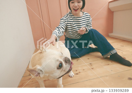 フレンチブルドッグと若い女性 133939289