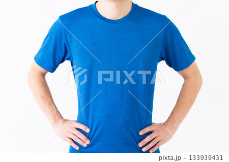 Tシャツ姿のミドル男性 Tシャツ姿のミドル男性 133939431