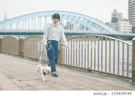 犬の散歩をする女性 133939548