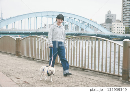 犬の散歩をする女性 犬の散歩をする女性 133939549
