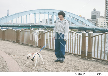 犬の散歩をする女性 犬の散歩をする女性 133939550