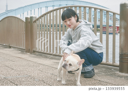 犬の散歩をする女性 犬の散歩をする女性 133939555