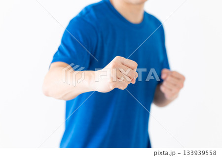 格闘技の構えをするTシャツ姿のミドル男性 133939558