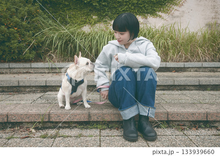 犬の散歩をする女性 犬の散歩をする女性 133939660