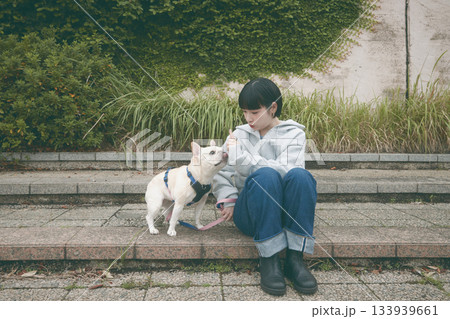 犬の散歩をする女性 犬の散歩をする女性 133939661