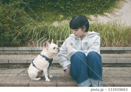 犬の散歩をする女性 133939663