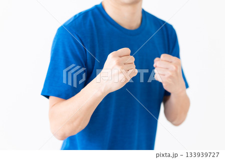 格闘技の構えをするTシャツ姿のミドル男性 133939727