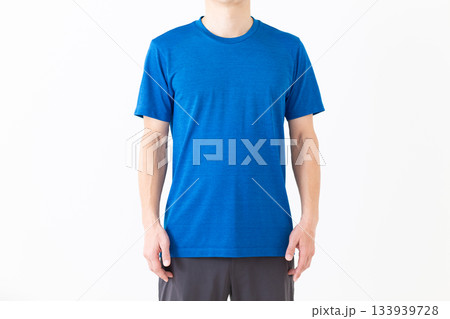 Tシャツ姿のミドル男性 133939728