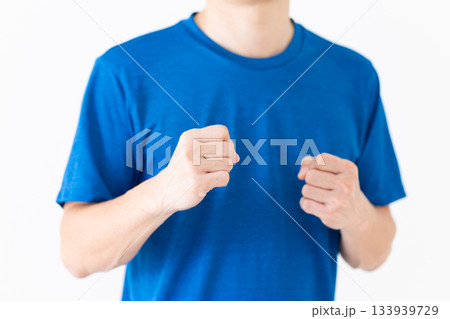 格闘技の構えをするTシャツ姿のミドル男性 格闘技の構えをするTシャツ姿のミドル男性 133939729