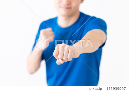 格闘技の構えをするTシャツ姿のミドル男性 133939997