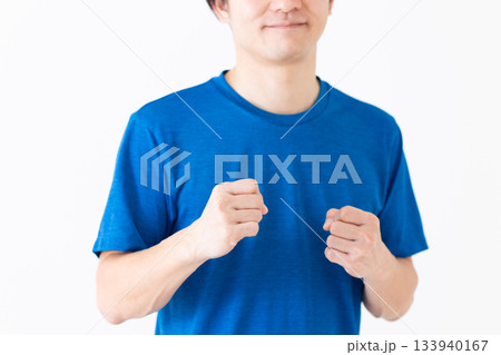 格闘技の構えをするTシャツ姿のミドル男性 格闘技の構えをするTシャツ姿のミドル男性 133940167