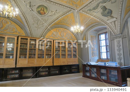 ヴィリニュス大学にあるクラシック様式が見事な19世紀の古書室 133940491