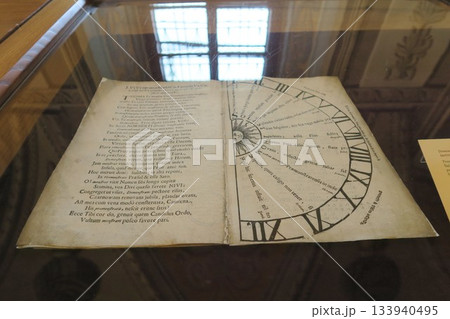 ヴィリニュス大学にあるクラシック様式が見事な19世紀の古書室 133940495