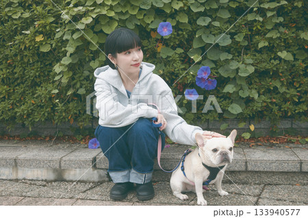 犬の散歩をする女性 133940577