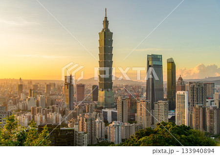 台湾にある台北のとても美しい夕焼け風景 133940894