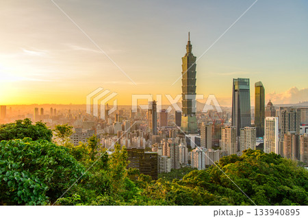 台湾にある台北のとても美しい夕焼け風景 133940895