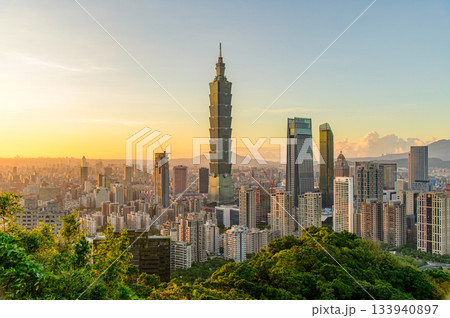 台湾にある台北のとても美しい夕焼け風景 133940897